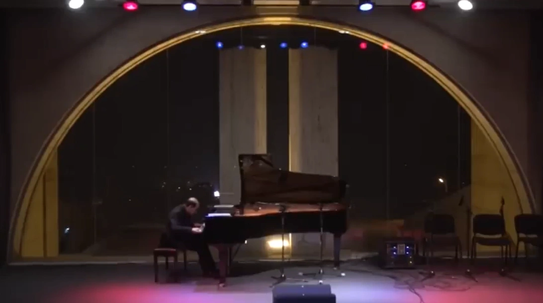 Armen Babakhanyan Performs in the Cafesjian Center for the Arts
