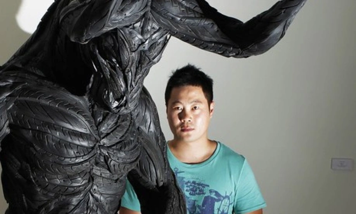 Korean artist Ji Yong-Ho combines various types of recycled tires to create large-scale, evocative sculptures of animals.