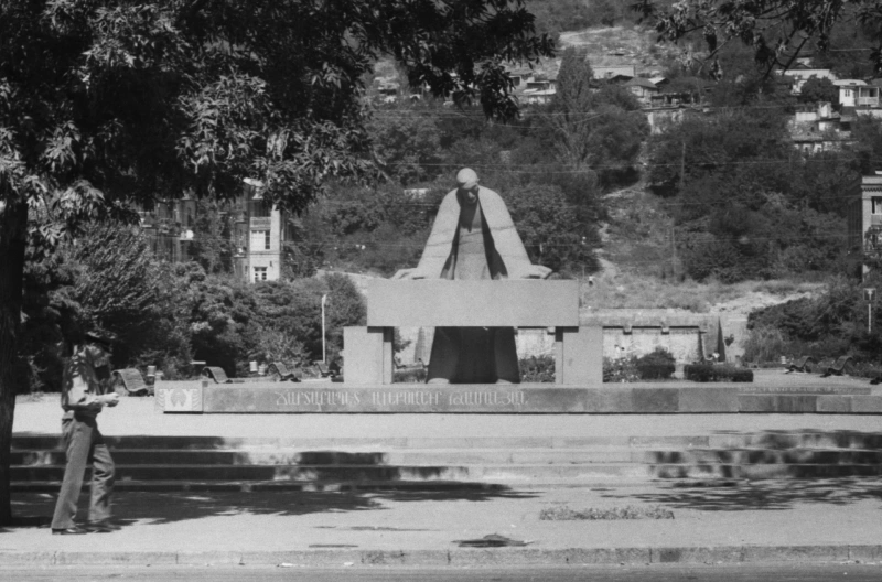 Monument to Alexander Tamanyan, sculptor Artashes Hovsepyan, 1974
