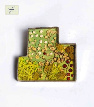 Brooch with flowers